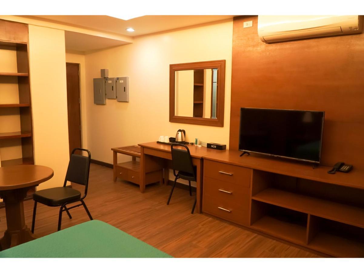 M28 Hotel And Apartments Cidade Quezon Exterior foto